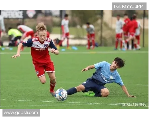 《足球传奇再续风采：走进二十三号球员的辉煌与坚持》