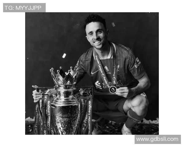 足球巨星下跪致敬，瞬间定格永恒荣耀